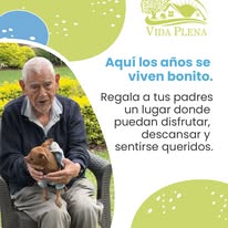Adulto mayor conviviendo con una mascota en Residencia Vida Plena